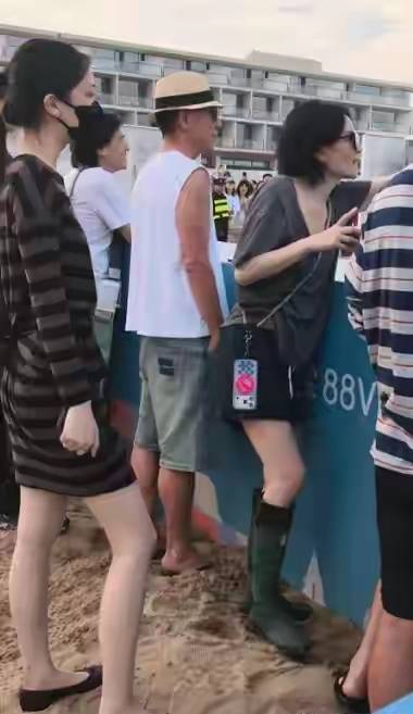 李嫣在阿那亚好美！白T工装裤配芭蕾鞋，王菲跟后面，母女太像了 