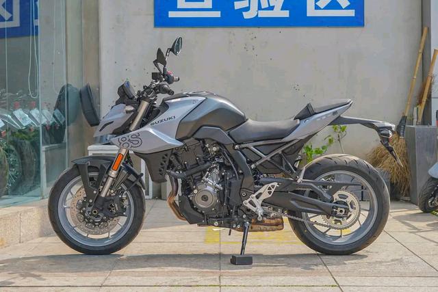 全新铃木GSX-8S，性能运动街车-有驾